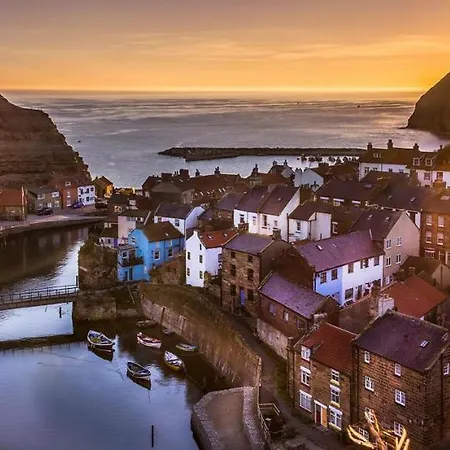 6 Guests - Bell Tent - Wood Stove - Parking Feriehus