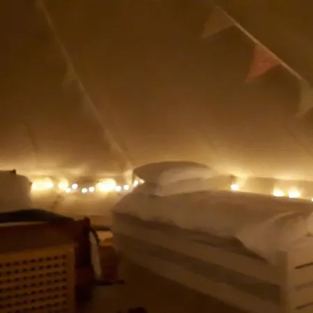 6 Guests - Bell Tent - Wood Stove - Parking *